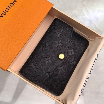 LOUIS VUITTON LV路易威登 M60633 海外特供專櫃貨採用精緻的皮革，此款鑰匙包可存放零錢與鑰匙，並可完美收入手袋或口袋中。尺寸：9x13cm