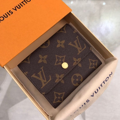 LOUIS VUITTON LV路易威登 M60402 海外特供專櫃貨採用全進口皮料，歐牙拉鍊。小巧、可愛、柔美的 Anais 錢夾造型別致新穎，兩邊皆可開合。 耐用的 Monogram 帆布與大量口袋使其成為忙碌女性的靈