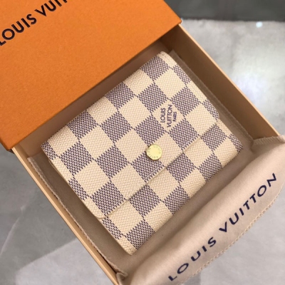 LOUIS VUITTON LV路易威登 N63241 海外特供專櫃貨採用全進口皮料，歐牙拉鍊。小巧、可愛、柔美的 Anais 錢夾造型別致新穎，兩邊皆可開合。 耐用的 Monogram 帆布與大量口袋使其成為忙碌女性的靈