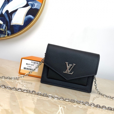 LOUIS VUITTON LV路易威登 M69183 黑色！MYLOCKME 迷你鏈條包、Mylockme 系列最為精巧的 Mylockme 迷你鏈條包以柔軟粒面小牛皮實現玲瓏構型，LV 字母鉤扣延續該系列的典雅氣息。肩