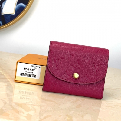 LOUIS VUITTON LV路易威登 M64147 紫色！尺寸小巧而結構精妙，此款Ariane錢夾配有多個信用卡插槽以及各式各樣的內袋。由Monogram Empreinte皮革裁制而成，風格柔美，功能實用