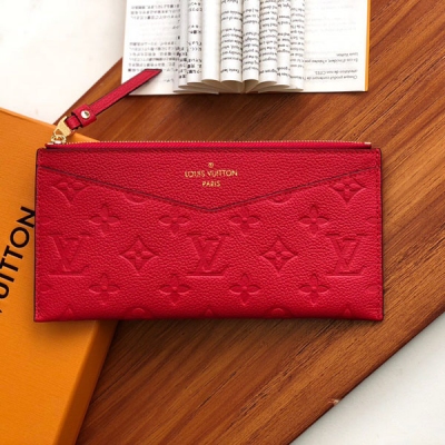 LOUIS VUITTON LV路易威登 M68712大紅色 Mélanie BB 手拿包 為柔軟 Monogram Empreinte 皮革壓印經典 Monogram 圖案，搭配V形前袋與拉鍊封口，令纖薄身形流露雅致氣息