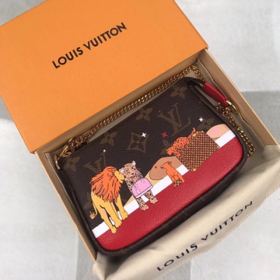 LV LOUIS VUITTON 路易威登 M63830 特別介紹 海外特供（專櫃貨）呼應冬季假期，路易威登推出限量版帆布版Mini 小手袋，以獅子圖案搭配標誌性路易威登硬箱元素裝飾。小巧玲瓏、充滿趣味的造型，既可裝入大號