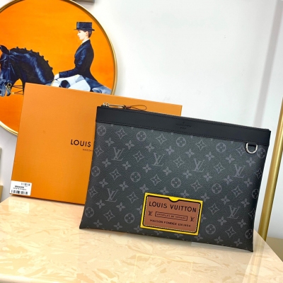 LV LOUIS VUITTON 路易威登 M69256 手袋 大號手袋是?尚時?寬敞的旅?手行?袋，可安全?納收?報紙、檔?其和?他用品，屬於 限?版量?系列，由 Monogra塗層?布帆?製成，其壓紋皮革?簽標?借鑒收