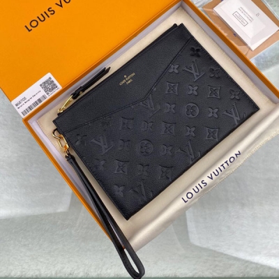 LOUIS VUITTON LV路易威登 M68705 特別介紹 海外特供（專櫃貨）Mélanie 中號手拿包取材柔軟 Monogram Empreinte 皮革，表面微微浮現壓紋，搭配可拆卸腕帶、V 形前袋與卡位，展現優