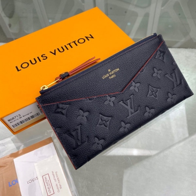 LOUIS VUITTON LV路易威登 M68713 特別介紹 海外特供（專櫃貨）Mélanie BB 手拿包為柔軟Monogram Empreinte 皮革壓印經典圖案，搭配 V 形前袋與拉鍊封口，令纖薄身形流露雅致氣