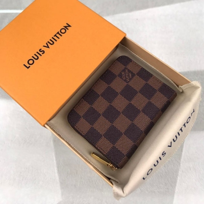 LOUIS VUITTON LV路易威登 N63070【特別介紹】海外特供（專櫃貨）小巧的拉鍊零錢包以Damier帆布製造，寬闊的拉鍊開口設計，可裝零錢、信用卡和名片。尺寸：11.0X8.0x2.0