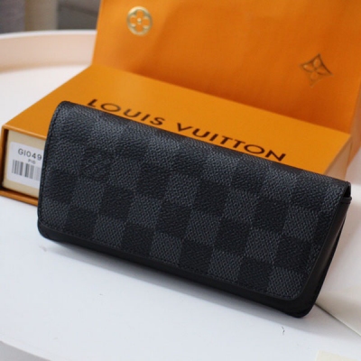 Louis Vuitton LV 路易威登 EMILIE 眼鏡盒M00289 設計時尚，色彩斑斕，此款由Monogram帆布與VVN皮革製作而成的Emilie眼鏡盒能夠保護貴重的太陽眼鏡免遭刮擦。拉鍊頭上的LV圓環裝飾增添