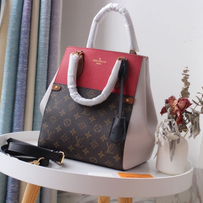 Louis Vuitton LV 路易威登 M45409 FOLD TOTE 中號手袋 于2020 秋季推出全新 Fold Tote 中號手袋，將柔美設計與實用功能兼收並蓄。展開折疊式皮革襯料即可釋放容量，寬幅皮革肩帶和 