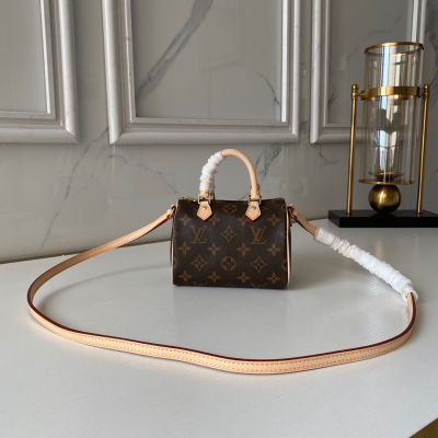 LOUIS VUITTON LV路易威登 複刻版 迷你枕頭 M61252 以經典的Monogram帆布製成的Nano Speedy手袋，散發極致女人味，是您攜帶日常用品的理想之選。這款手袋是原型Speedy手袋的完美迷你版