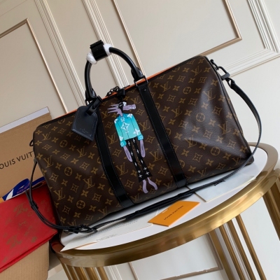 LOUIS VUITTON LV 路易威登 M89898新款 頂級原單 KEEPALL 45 旅行袋（配肩帶）公仔老花 絲印春夏玩偶公仔系列全新的卡通玩偶非常有潮玩風格。稻草人和怪獸們也都可可愛愛醜萌醜萌。這款經典的Kee