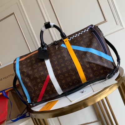 LOUIS VUITTON LV 路易威登 M55819 頂級原單 KEEPALL 50 旅行袋（配肩帶）男裝藝術總監Virgil Abloh以新穎的設計概念為品牌鍾愛的KEEPALL 50旅行袋注入清新氣息，經典之中，更