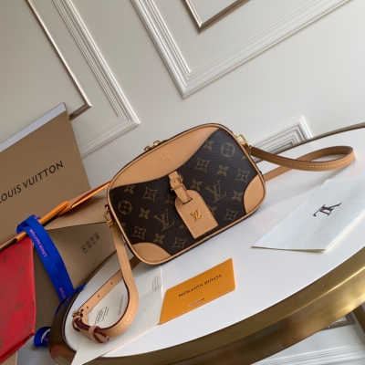 LOUIS VUITTON LV 路易威登 M45528（晶片版） 頂級原單 Nicolas Ghesquière 沿襲品牌旅行傳承，為 2020 年春夏秀場帶來 Mini Luggage 手袋。雋永的 Monogram 