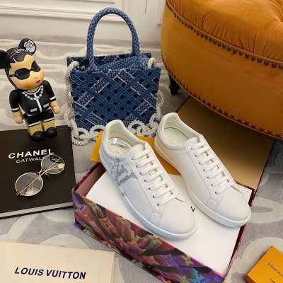 LV LOUIS VUITTON 路易威登 情侶款小白鞋 頂級上新！優點絕對夠突出的一雙！腳感超級舒適，新色各有各的美，經典百搭款，休閒中又質感滿滿！鞋面原版一比一定制牛皮，原版私模對色Logo，內裡進口小牛皮，原版開模