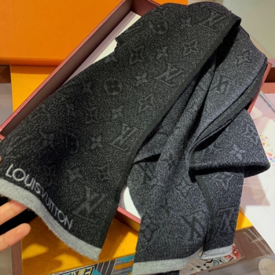 LOUIS VUITTON LV路易威登圍巾 超級中意非常穩我們的男款圍巾且買且珍惜 男款真的很少，一年也就出幾款，都是出口訂單所以比較難遇。男人的東西講究少而精，好看的男款一定要收！這款LV男士圍巾，款式很有男性魅力，