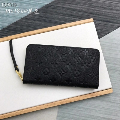 LOUIS VUITTON LV路易威登 M61864黑色！經典錢夾全新升級！新增四個信用卡槽  造型經典的 Zippy 拉鍊錢夾以精緻而柔軟的 Monogram Empreinte 皮革製成 寬敞的容量和精緻的金色配件 