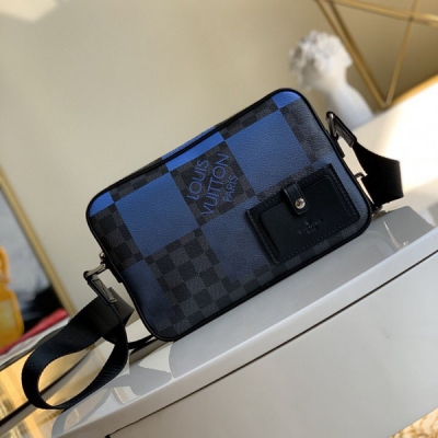 LOUIS VUITTON LV路易威登 N40408藍色 Alpha 郵差包 本款 Alpha 郵差包放大演繹品牌經典 Damier Graphite 圖案，為其渲染漸變色彩。緊湊構型令個人物品輕鬆隨行，舒適肩帶再添便攜