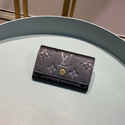 LOUIS VUITTON LV路易威登 M64421 黑色 設計小巧精緻的鑰匙包，設有六個可系扣六把鑰匙的鎖扣。採用全皮製造，配襯手袋或公事包，既實用又美觀。尺寸10x7cm。