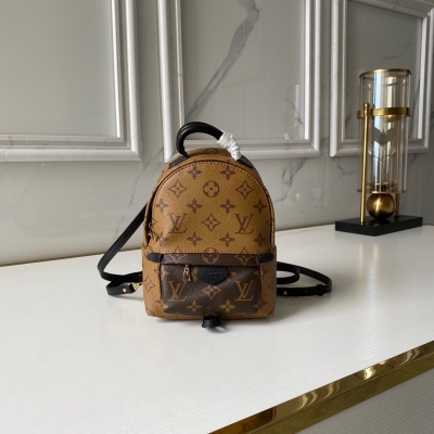 LOUIS VUITTON LV路易威登 迷你書包 M42411 Nicolas Ghesquière賦予此款背包驚人的風格變化，將一件樸素的日用品變為一款時髦而極度迷人的都市包袋。此款由柔軟的Monogram帆布製成的迷