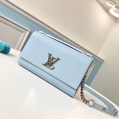 LOUIS VUITTON LV路易威登 頂級原單 M56136 此款 Lockme 手包含標誌性扭鎖和可供手提的皮質手柄，外形亮眼，適合日常背攜。包帶上巧妙運用按扣，可輕鬆調節長度，能夠肩背或斜挎。包帶末端的小巧鏈帶增添