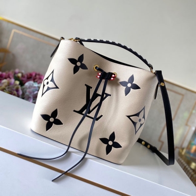 LOUIS VUITTON LV 路易威登 特級原廠，專供代購，M56889白，尺寸26x26x17.5cm。