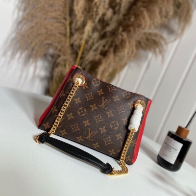 LOUIS VUITTON LV路易威登 M43776紅色M43775 黑色 M43777粉色 此款Surene BB手袋，由Monogram帆布與粒紋小牛皮裁制而成，配有金色滑動式包鏈。金色金屬飾件與醒目的皮革飾邊，更顯