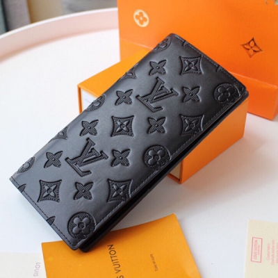 LOUIS VUITTON LV路易威登 頂級BRAZZA 錢夾 M62900 優雅的外觀設計搭配黑色Monogram Shadow小牛皮，此款十分柔軟的Brazza錢夾飾有淺淺的標誌性Monogram壓紋。內配多個卡槽與