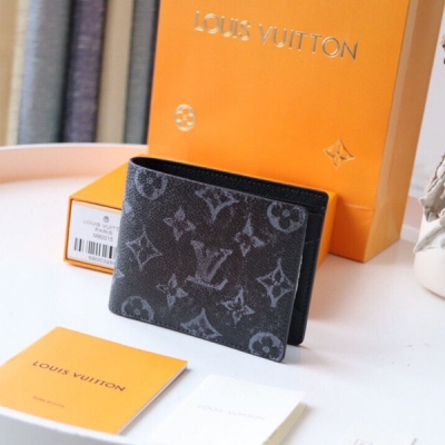 LOUIS VUITTON LV路易威登 M80017 MULTIPLE 錢包 這款Multiple錢包體積小巧，容量卻格外寬敞，內置多個夾層，可放置信用卡、收據和紙幣。錢包於2021初春系列亮相，選用Monogram P