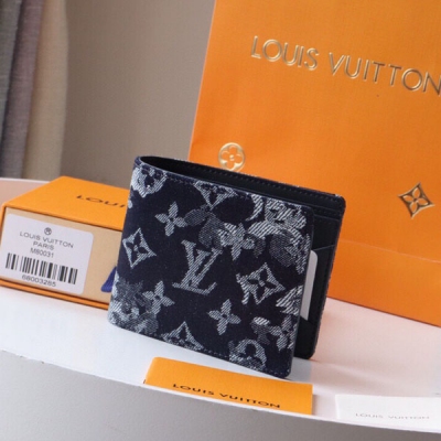 LOUIS VUITTON LV路易威登 M80031 本款 Multiple 錢夾 取材 Virgil Abloh 於 2021 春夏前系列設計的 Monogram Tapestry 帆布，令路易威登最具標誌性的設計之一