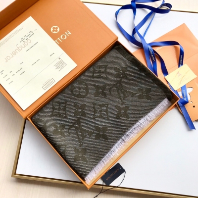 LOUIS VUITTON LV路易威登 長巾圍巾 尺寸70*200 Monogram Capital 圍巾以柔軟細膩的羊絨呈現寬幅設計，鋪陳超大 Monogram 圖案，再以醒目路易威登標識宣告品牌美學的延續，於嚴寒時