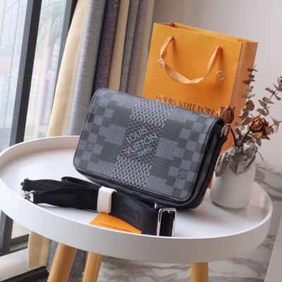 LOUIS VUITTON LV路易威登 N50026 STUDIO 郵差包 本款 Studio 郵差包取材 Damier 購入aphite 3D 帆布，講述品牌傳奇格紋的摩登煥新。俐落構型囊括充裕功能性空間，可拆卸肩帶含