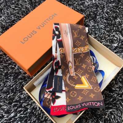 Louis Vuitton 路易威登 LV真絲雙層小飄帶雙面佩戴 Tribute To 真絲束髮帶將 Alma、Speedy、Bo?te Chapeau 和 Dauphine 手袋等經典設計圖案呈於舞臺中央，以精緻繁複的