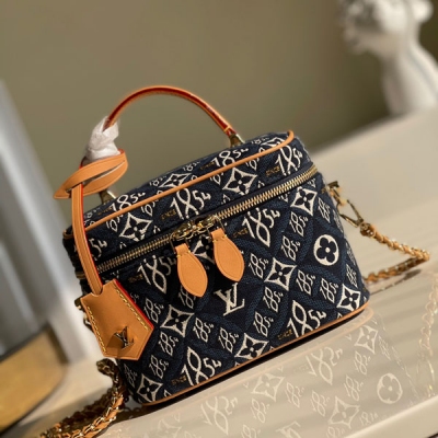 LOUIS VUITTON LV路易威登 免稅晶片版M57403 Nicolas Ghesquière 令 2021 春季款 Vanity 小號手袋身披 Since 1854 提花織物和做舊天然皮革飾邊，展現品牌創始年份 