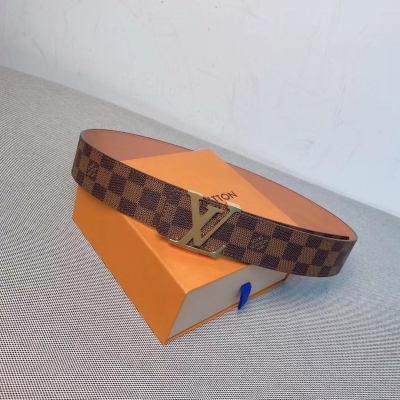 LOUIS VUITTON LV 路易威登皮帶 雙面腰帶融合 Monogram Eclipse 圖案和全新 Monogram Eclipse Reverse 圖案，以摩登視角烘托經典 LV 字母搭扣的耀目光澤，為品牌摯愛