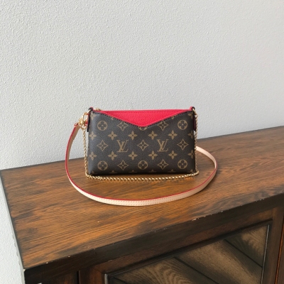 LOUIS VUITTON LV路易威登 複刻版 M41638 紅色 PALLAS CLUTH 手袋Monogram帆布搭配柔軟粒面皮革的獨特設計創造出此款別具一格的多功能包袋，適宜日夜使用。可調節的金色包鏈，長短皆宜，還