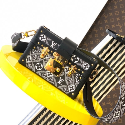 LOUIS VUITTON LV 路易威登 新品 M58212 PETITE MALLE盒子包 對版提花織物 型號：M57212Since 1854 提花織1854 數字織紋流露復古風 女包中的經典 新穎寬肩帶搭配更加舒適