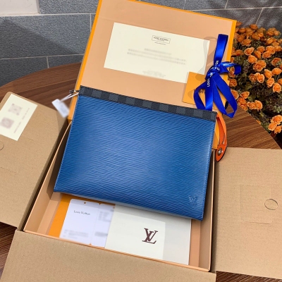 LOUIS VUITTON LV 路易威登 升級版本 M62912 藍色！ 此款由Epi皮革與Monogram帆布裁制而成的Pochette Voyage中號手袋是對路易威登經典標識的現代致敬，通過豐富的色彩與材料組合展現