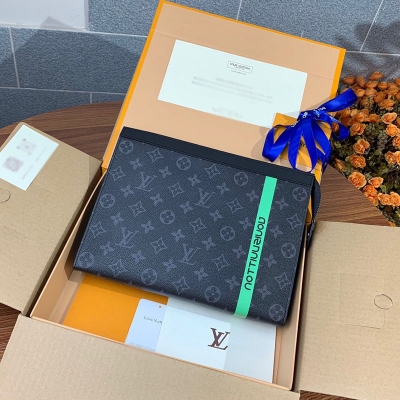 LOUIS VUITTON LV 路易威登 升級版本M61692 淺藍條絲印！黑花 Monogram Eclipse帆布裁制而成，此款風格硬朗的全新中號手袋可輕鬆收納個人必備物品尺寸：26x20x5cm。