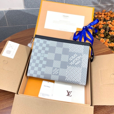 LOUIS VUITTON LV 路易威登 升級版本 N60443 POCHETTE VOYAGE 手拿包！本款 Pochette Voyage 手拿包選取 Damier Graphite 3D 帆布，展現路易威登經典格紋