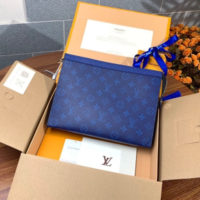 LOUIS VUITTON LV 路易威登 升級版本M30432 藍！POCHETTE VOYAGE 中號手拿包 Ta?garama 系列推出特別款 Pochette Voyage 中號手拿包。Ta?ga 皮革與 Mono