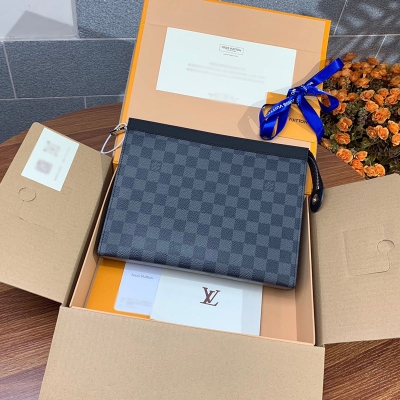 LOUIS VUITTON LV 路易威登 升級版本M41696 黑格！此款由全新標誌性黑灰Monogram Eclipse帆布裁制而成，此款風格硬朗的全新Pochette Voyage中號手袋可輕鬆收納個人必備物品26x