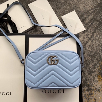 GUCCI古馳 原廠皮 Gucci 相機包 馬卡龍448065 小號絕對讓你滿意牛皮材質羊皮手感柔軟又細滑配上雙G扣復古俏皮春夏無敵百搭尺寸也是大眾化手機口紅粉餅啥的裝下完全沒問題！尺寸：18*6*12cm 配原廠包裝