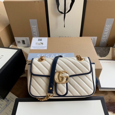 GUCCI古馳 原廠皮 Gucci 446744全新推出韻GG Marmont採用白色斜紋絎縫皮革精神心製作．飾以檸花飾帶雙G裝飾配件．鮮明的深藍色滾邊突顯翻蓋扣的驚豔設計！尺寸：22/13/6cm 配原廠包裝