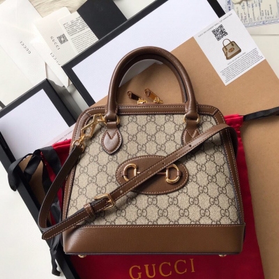 GUCCI古馳 原廠皮 Gucci 621220馬銜扣手提包採用圓頂造型．配有可拆卸的皮革肩帶．由GGsupreme高級人造帆布和皮革精心製作而成．該系列承襲初次使用的設計細節．由雙環和長條形元素構成的馬銜扣圖案．己經成為