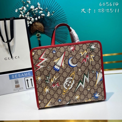 GUCCI古馳 新款。市場頂級獨家控貨，專櫃品質 採用進口牛皮，原廠五金！精緻做工。獨家實物拍照品質如圖可見。款號: 605614。尺寸：寬28*高25*側寬11。顏色：太空印花