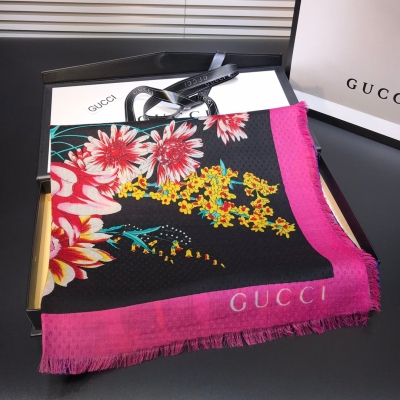 GUCCI古馳方巾 來自當紅的Gucci，品質絕佳，真的妥妥的集合大牌的奢華，女人味和時髦於一體 100%羊絨，光澤 定制級面料.賦予了圍巾容易造型.非常重磅奢華的設計，上身卻別樣襯得高貴氣質！簡單的搭配卻給人非常舒適有