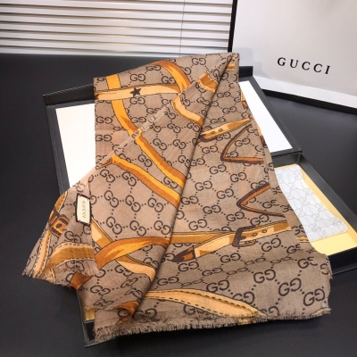 GUCCI古馳圍巾 來自當紅的Gucci，品質絕佳，真的妥妥的集合大牌的奢華，女人味和時髦於一體 100%羊絨，光澤 定制級面料.賦予了圍巾容易造型.非常重磅奢華的設計，上身卻別樣襯得高貴氣質！簡單的搭配卻給人非常舒適有