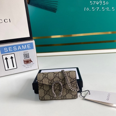 GUCCI古馳 配全套專櫃包裝 新款。市場頂級獨家控貨，專櫃品質 採用進口牛皮，原廠五金！精緻做工。獨家實物拍照品質如圖可見。款號:574930。尺寸：寬10.5*高7.5*側寬2.5。顏色：PVC/卡其