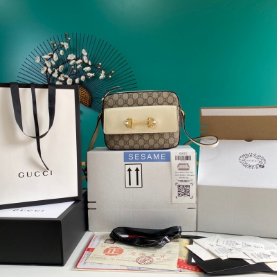 GUCCI古馳新款 配全套專櫃包裝。市場頂級獨家控貨，專櫃品質 採用進口牛皮，原廠五金！精緻做工。獨家實物拍照品質如圖可見 。款號:645454。尺寸：寬22.5*高17*側寬6.5。顏色：PVC/白皮