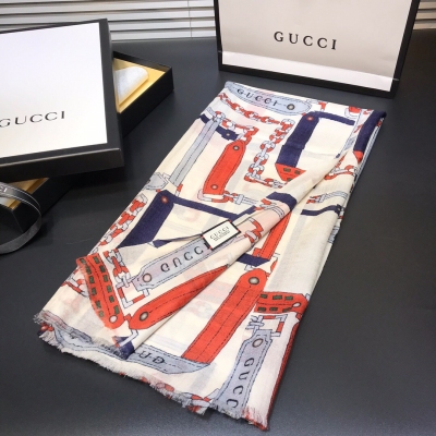 GUCCI古馳圍巾 來自當紅的Gucci，品質絕佳，真的妥妥的集合大牌的奢華，女人味和時髦於一體 100%羊絨，光澤 定制級面料.賦予了圍巾容易造型.非常重磅奢華的設計，上身卻別樣襯得高貴氣質！簡單的搭配卻給人非常舒適有